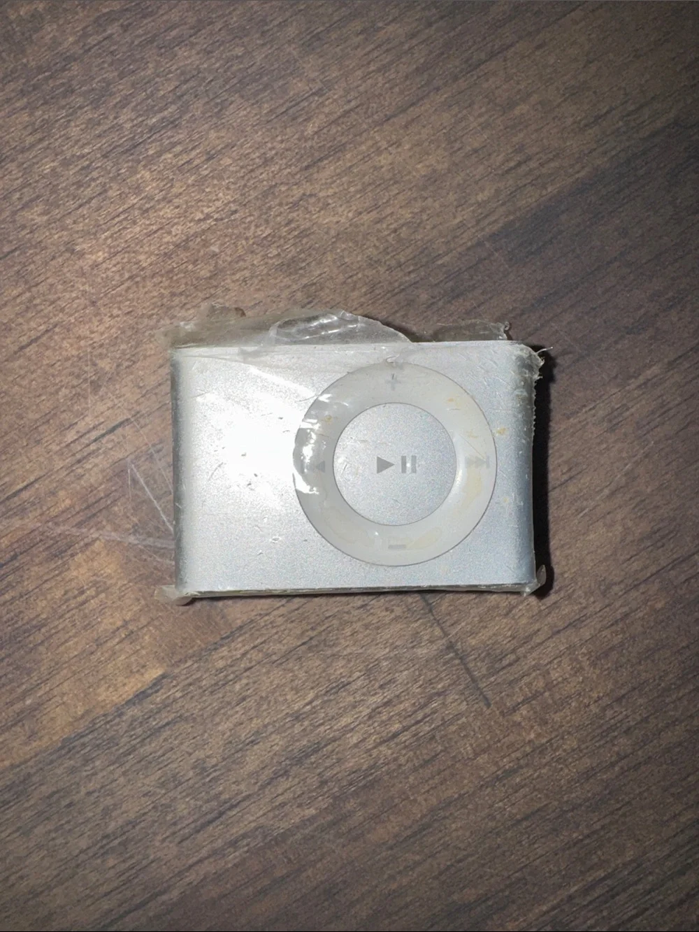 Apple iPod Shuffle 2nd Generation - Silver - Unused -Original Plastic + Charger